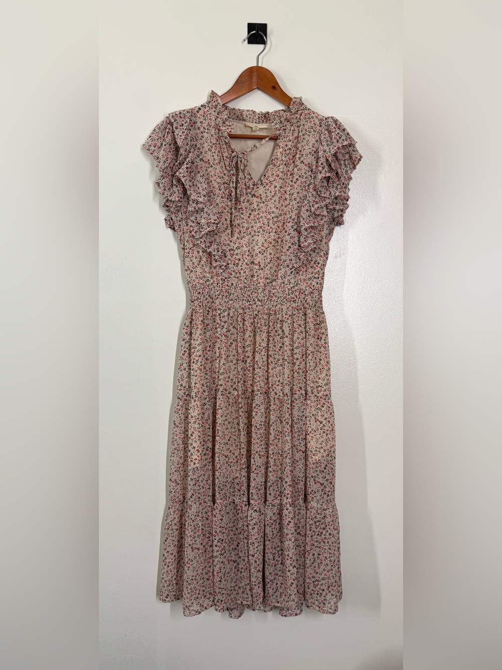 entro Cream & Pink Floral Ruffle Midi Dress Size Small EUC Tiered flutter sleeve